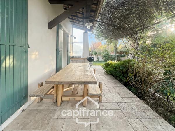 Centre d'Eyguières belle villa de plain pied de 150 m2, familiale et économe DPE AA, rénovée, 4 chambres + dépendance, terrain clos de 900m2 , piscine et garage.