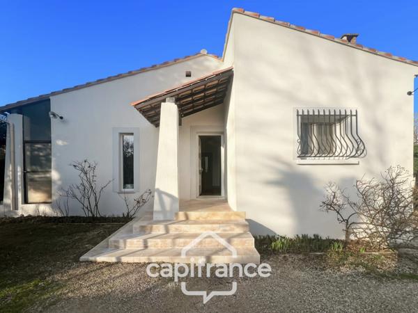 Centre d'Eyguières belle villa de plain pied de 150 m2, familiale et économe DPE AA, rénovée, 4 chambres + dépendance, terrain clos de 900m2 , piscine et garage.