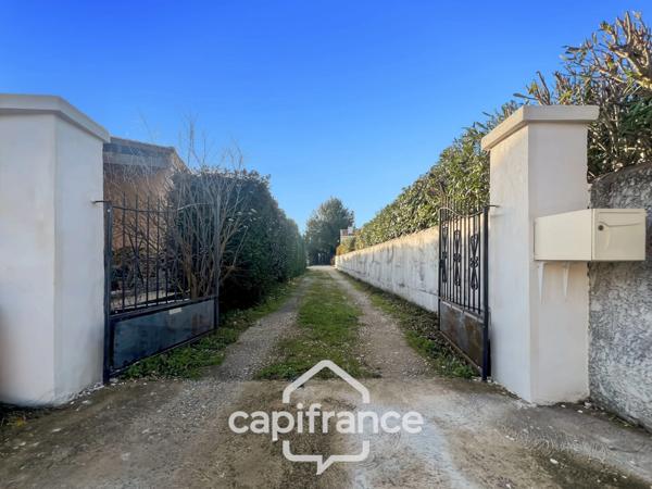 Centre d'Eyguières belle villa de plain pied de 150 m2, familiale et économe DPE AA, rénovée, 4 chambres + dépendance, terrain clos de 900m2 , piscine et garage.