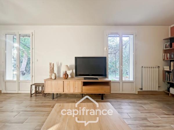 Centre d'Eyguières belle villa de plain pied de 150 m2, familiale et économe DPE AA, rénovée, 4 chambres + dépendance, terrain clos de 900m2 , piscine et garage.