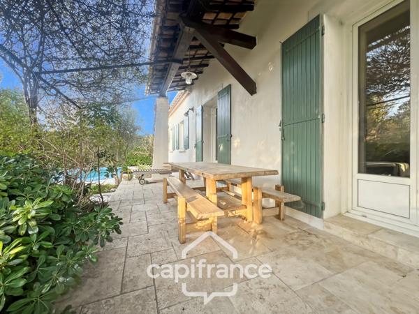 Centre d'Eyguières belle villa de plain pied de 150 m2, familiale et économe DPE AA, rénovée, 4 chambres + dépendance, terrain clos de 900m2 , piscine et garage.