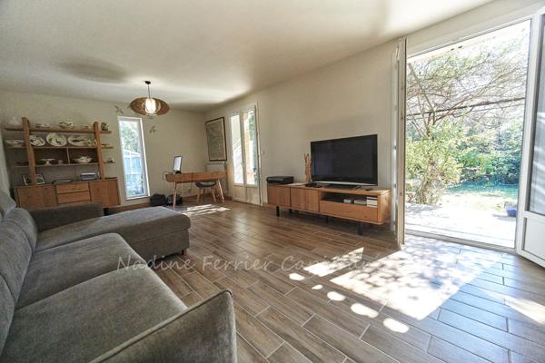 Centre d'Eyguières belle villa de plain pied de 150 m2, familiale et économe DPE AA, rénovée, 4 chambres + dépendance, terrain clos de 900m2 , piscine et garage.