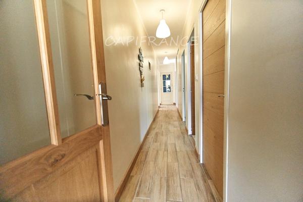 Centre d'Eyguières belle villa de plain pied de 150 m2, familiale et économe DPE AA, rénovée, 4 chambres + dépendance, terrain clos de 900m2 , piscine et garage.