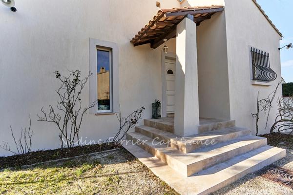 Centre d'Eyguières belle villa de plain pied de 150 m2, familiale et économe DPE AA, rénovée, 4 chambres + dépendance, terrain clos de 900m2 , piscine et garage.