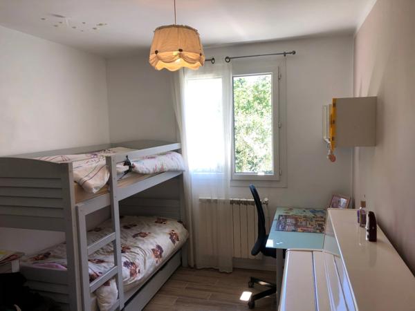 Centre d'Eyguières belle villa de plain pied de 150 m2, familiale et économe DPE AA, rénovée, 4 chambres + dépendance, terrain clos de 900m2 , piscine et garage.