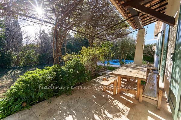 Centre d'Eyguières belle villa de plain pied de 150 m2, familiale et économe DPE AA, rénovée, 4 chambres + dépendance, terrain clos de 900m2 , piscine et garage.