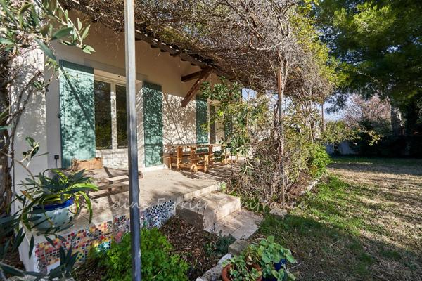 Centre d'Eyguières belle villa de plain pied de 150 m2, familiale et économe DPE AA, rénovée, 4 chambres + dépendance, terrain clos de 900m2 , piscine et garage.