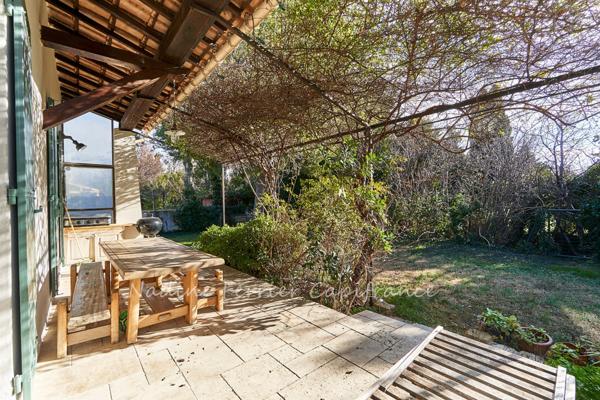 Centre d'Eyguières belle villa de plain pied de 150 m2, familiale et économe DPE AA, rénovée, 4 chambres + dépendance, terrain clos de 900m2 , piscine et garage.