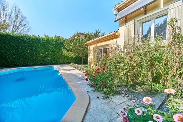 Centre d'Eyguières belle villa de plain pied de 150 m2, familiale et économe DPE AA, rénovée, 4 chambres + dépendance, terrain clos de 900m2 , piscine et garage.