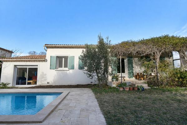 Centre d'Eyguières belle villa de plain pied de 150 m2, familiale et économe DPE AA, rénovée, 4 chambres + dépendance, terrain clos de 900m2 , piscine et garage.