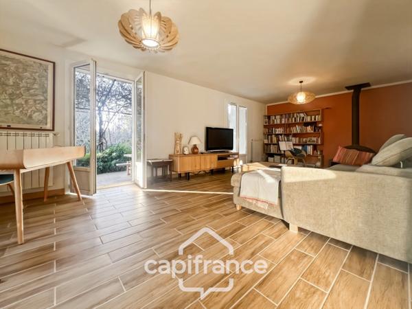 Centre d'Eyguières belle villa de plain pied de 150 m2, familiale et économe DPE AA, rénovée, 4 chambres + dépendance, terrain clos de 900m2 , piscine et garage.