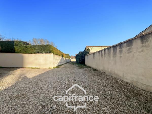 Centre d'Eyguières belle villa de plain pied de 150 m2, familiale et économe DPE AA, rénovée, 4 chambres + dépendance, terrain clos de 900m2 , piscine et garage.