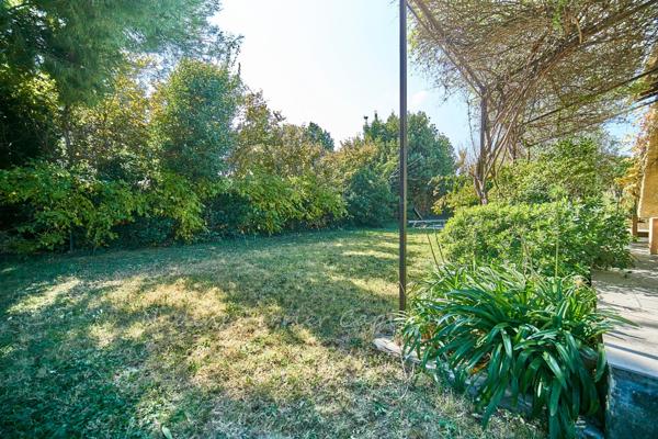 Centre d'Eyguières belle villa de plain pied de 150 m2, familiale et économe DPE AA, rénovée, 4 chambres + dépendance, terrain clos de 900m2 , piscine et garage.