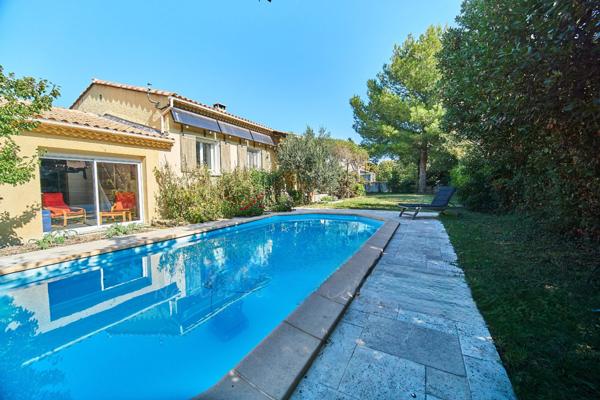 Centre d'Eyguières belle villa de plain pied de 150 m2, familiale et économe DPE AA, rénovée, 4 chambres + dépendance, terrain clos de 900m2 , piscine et garage.