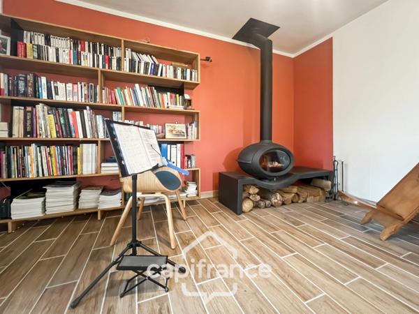 Centre d'Eyguières belle villa de plain pied de 150 m2, familiale et économe DPE AA, rénovée, 4 chambres + dépendance, terrain clos de 900m2 , piscine et garage.