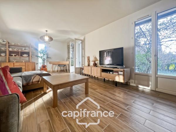 Centre d'Eyguières belle villa de plain pied de 150 m2, familiale et économe DPE AA, rénovée, 4 chambres + dépendance, terrain clos de 900m2 , piscine et garage.