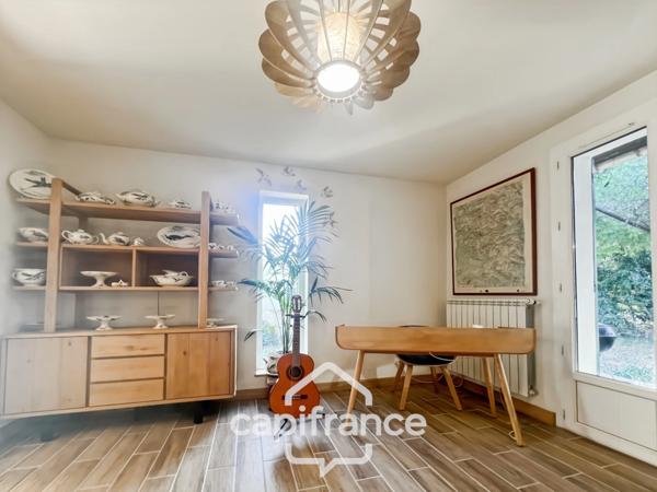 Centre d'Eyguières belle villa de plain pied de 150 m2, familiale et économe DPE AA, rénovée, 4 chambres + dépendance, terrain clos de 900m2 , piscine et garage.