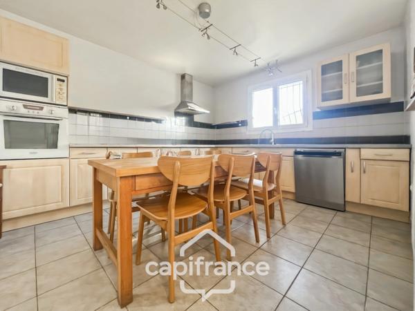 Centre d'Eyguières belle villa de plain pied de 150 m2, familiale et économe DPE AA, rénovée, 4 chambres + dépendance, terrain clos de 900m2 , piscine et garage.