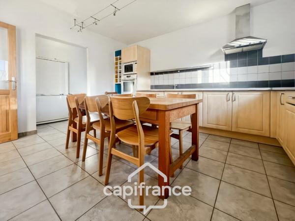 Centre d'Eyguières belle villa de plain pied de 150 m2, familiale et économe DPE AA, rénovée, 4 chambres + dépendance, terrain clos de 900m2 , piscine et garage.