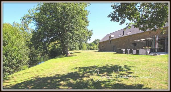 Combourg (35270) COMBOURG - Secteur Nord-Est. Longère pierre 224 m² avec étang et dépendances (255 m²). Terrain: 18.115 m².