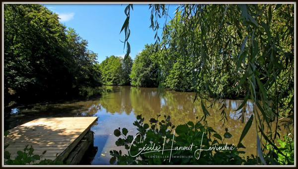 Combourg (35270) COMBOURG - Secteur Nord-Est. Longère pierre 224 m² avec étang et dépendances (255 m²). Terrain: 18.115 m².