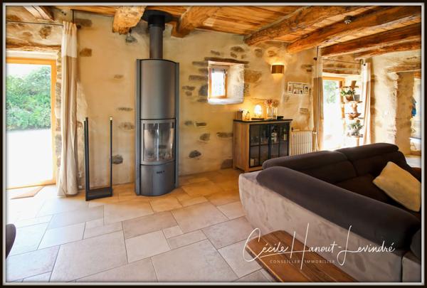 Combourg (35270) COMBOURG - Secteur Nord-Est. Longère pierre 224 m² avec étang et dépendances (255 m²). Terrain: 18.115 m².