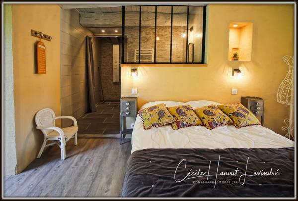 Combourg (35270) COMBOURG - Secteur Nord-Est. Longère pierre 224 m² avec étang et dépendances (255 m²). Terrain: 18.115 m².