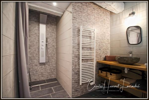 Combourg (35270) COMBOURG - Secteur Nord-Est. Longère pierre 224 m² avec étang et dépendances (255 m²). Terrain: 18.115 m².