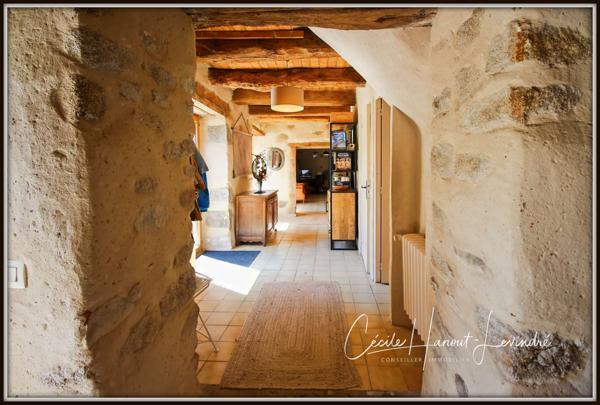 Combourg (35270) COMBOURG - Secteur Nord-Est. Longère pierre 224 m² avec étang et dépendances (255 m²). Terrain: 18.115 m².