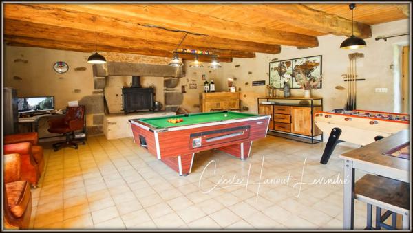 Combourg (35270) COMBOURG - Secteur Nord-Est. Longère pierre 224 m² avec étang et dépendances (255 m²). Terrain: 18.115 m².