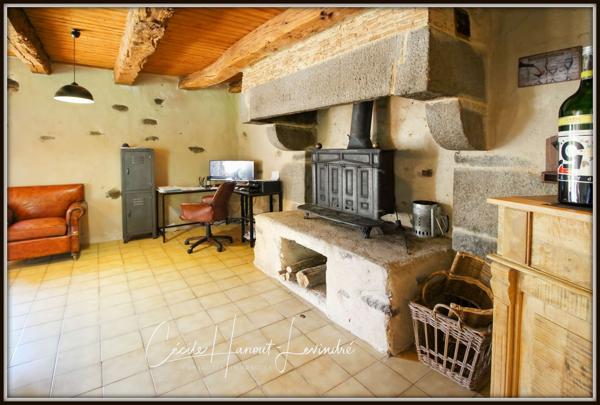 Combourg (35270) COMBOURG - Secteur Nord-Est. Longère pierre 224 m² avec étang et dépendances (255 m²). Terrain: 18.115 m².