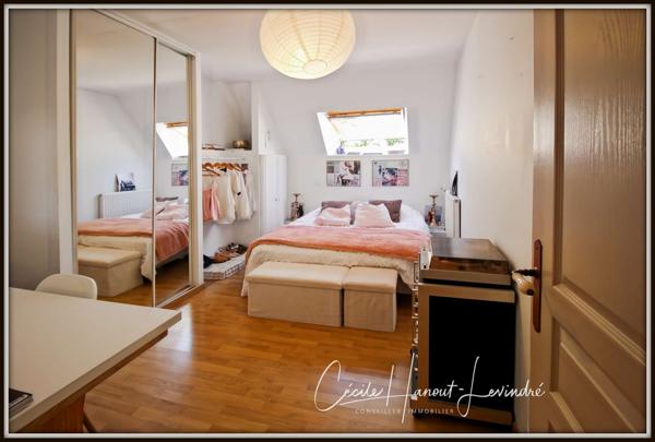 Combourg (35270) COMBOURG - Secteur Nord-Est. Longère pierre 224 m² avec étang et dépendances (255 m²). Terrain: 18.115 m².