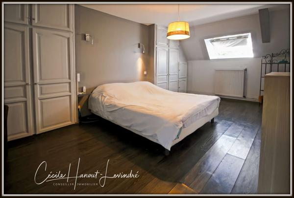 Combourg (35270) COMBOURG - Secteur Nord-Est. Longère pierre 224 m² avec étang et dépendances (255 m²). Terrain: 18.115 m².