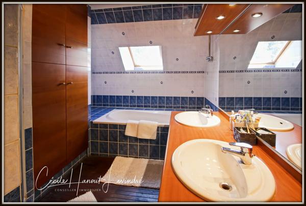 Combourg (35270) COMBOURG - Secteur Nord-Est. Longère pierre 224 m² avec étang et dépendances (255 m²). Terrain: 18.115 m².