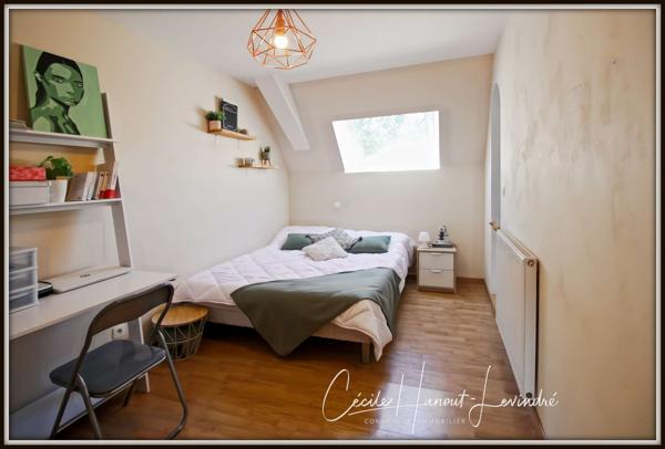 Combourg (35270) COMBOURG - Secteur Nord-Est. Longère pierre 224 m² avec étang et dépendances (255 m²). Terrain: 18.115 m².