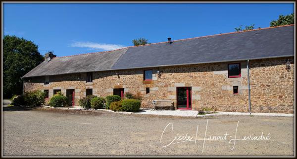 Combourg (35270) COMBOURG - Secteur Nord-Est. Longère pierre 224 m² avec étang et dépendances (255 m²). Terrain: 18.115 m².