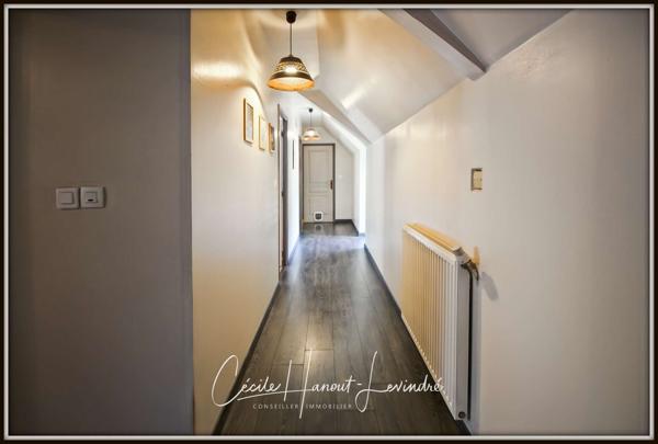 Combourg (35270) COMBOURG - Secteur Nord-Est. Longère pierre 224 m² avec étang et dépendances (255 m²). Terrain: 18.115 m².