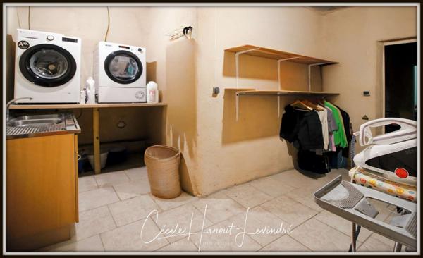 Combourg (35270) COMBOURG - Secteur Nord-Est. Longère pierre 224 m² avec étang et dépendances (255 m²). Terrain: 18.115 m².