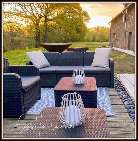 Combourg (35270) COMBOURG - Secteur Nord-Est. Longère pierre 224 m² avec étang et dépendances (255 m²). Terrain: 18.115 m².