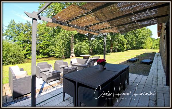 Combourg (35270) COMBOURG - Secteur Nord-Est. Longère pierre 224 m² avec étang et dépendances (255 m²). Terrain: 18.115 m².