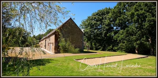 Combourg (35270) COMBOURG - Secteur Nord-Est. Longère pierre 224 m² avec étang et dépendances (255 m²). Terrain: 18.115 m².