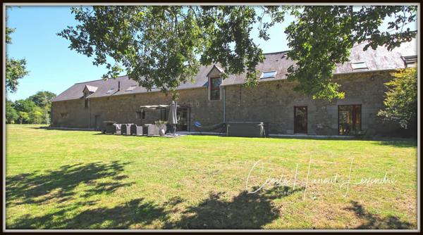 Combourg (35270) COMBOURG - Secteur Nord-Est. Longère pierre 224 m² avec étang et dépendances (255 m²). Terrain: 18.115 m².