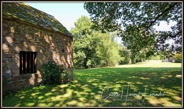 Combourg (35270) COMBOURG - Secteur Nord-Est. Longère pierre 224 m² avec étang et dépendances (255 m²). Terrain: 18.115 m².