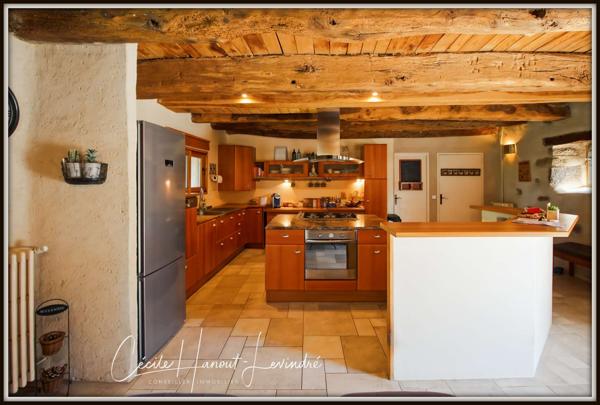 Combourg (35270) COMBOURG - Secteur Nord-Est. Longère pierre 224 m² avec étang et dépendances (255 m²). Terrain: 18.115 m².