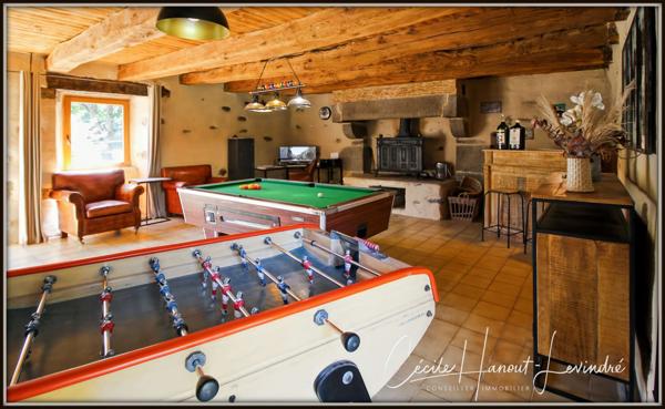 Combourg (35270) COMBOURG - Secteur Nord-Est. Longère pierre 224 m² avec étang et dépendances (255 m²). Terrain: 18.115 m².