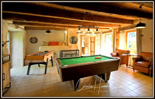 Combourg (35270) COMBOURG - Secteur Nord-Est. Longère pierre 224 m² avec étang et dépendances (255 m²). Terrain: 18.115 m².