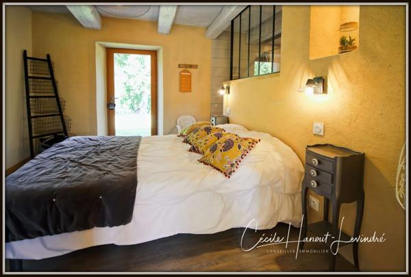 Combourg (35270) COMBOURG - Secteur Nord-Est. Longère pierre 224 m² avec étang et dépendances (255 m²). Terrain: 18.115 m².