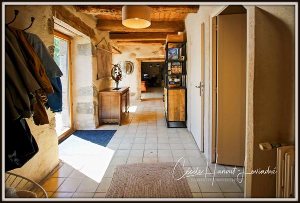 Combourg (35270) COMBOURG - Secteur Nord-Est. Longère pierre 224 m² avec étang et dépendances (255 m²). Terrain: 18.115 m².