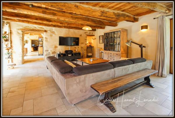 Combourg (35270) COMBOURG - Secteur Nord-Est. Longère pierre 224 m² avec étang et dépendances (255 m²). Terrain: 18.115 m².