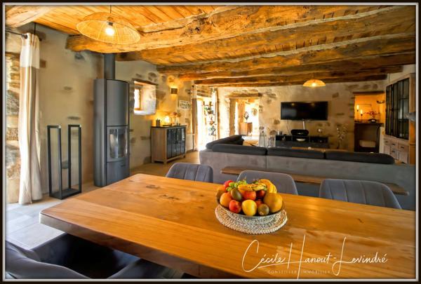 Combourg (35270) COMBOURG - Secteur Nord-Est. Longère pierre 224 m² avec étang et dépendances (255 m²). Terrain: 18.115 m².